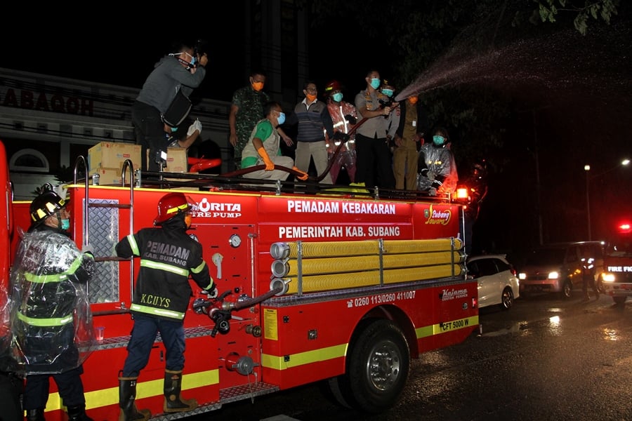 Penyemprotan disinfektan di jalan-jalan protokol Kota Subang, Jawa Barat, Selasa (24/3/2020).