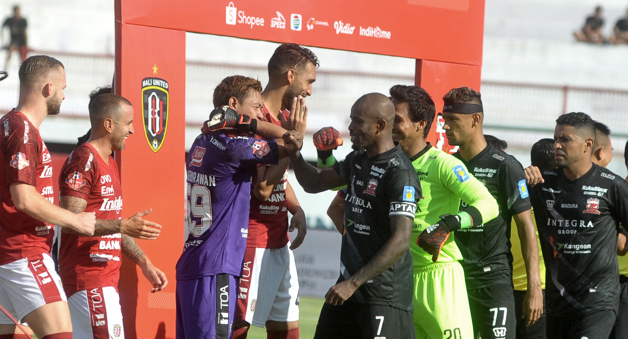 Sejumlah pesepak bola Bali United melakukan salam siku dengan pesepak bola Madura United sebagai pengganti jabat tangan 