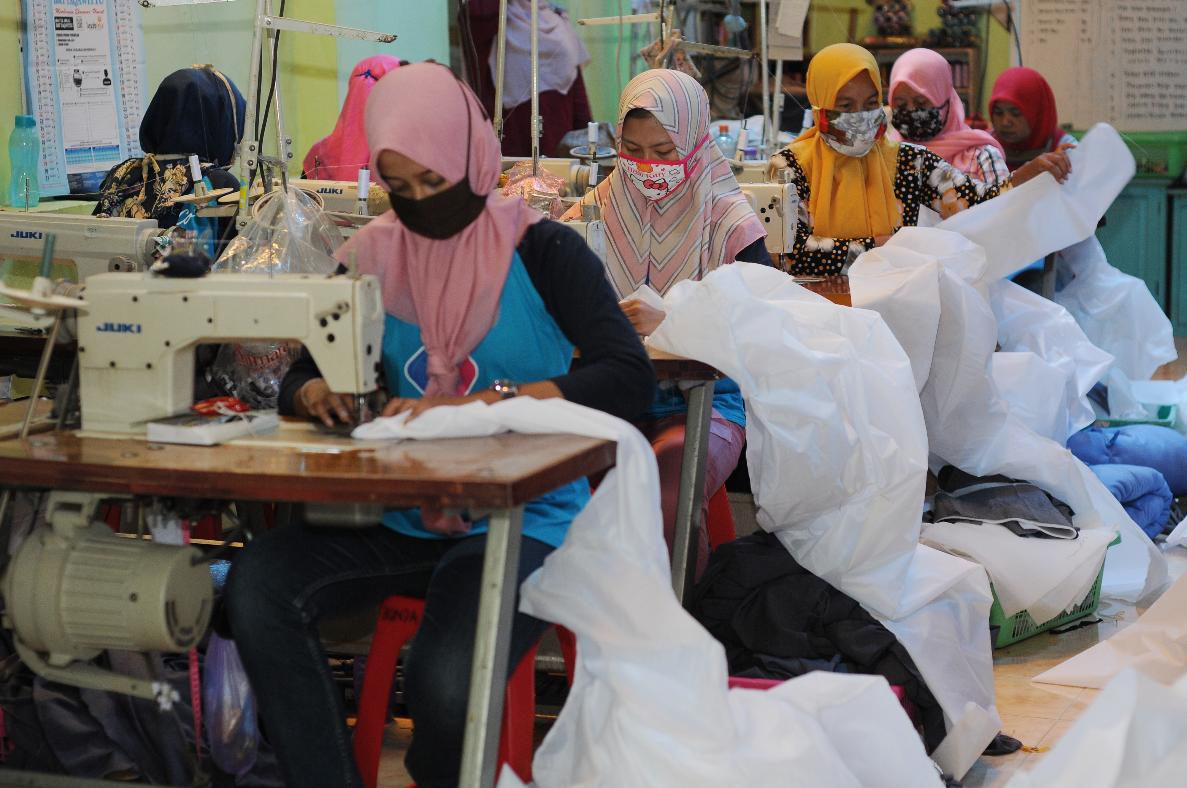 Pekerja menjahit kain saat membuat baju pelindung di Kwaon, Jemawan, Jatinom, Klaten, Jawa Tengah