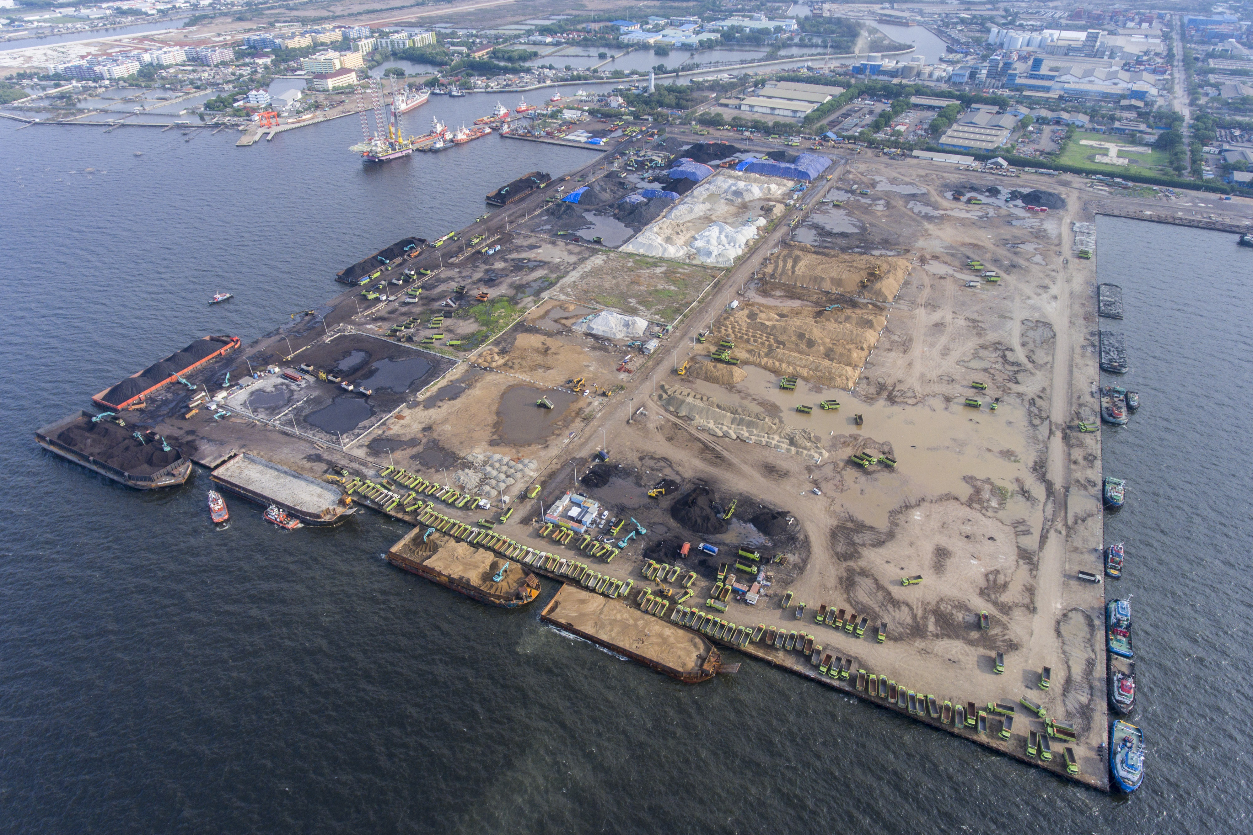 Foto udara situasi Pelabuhan Marunda di Jakarta Utara. 