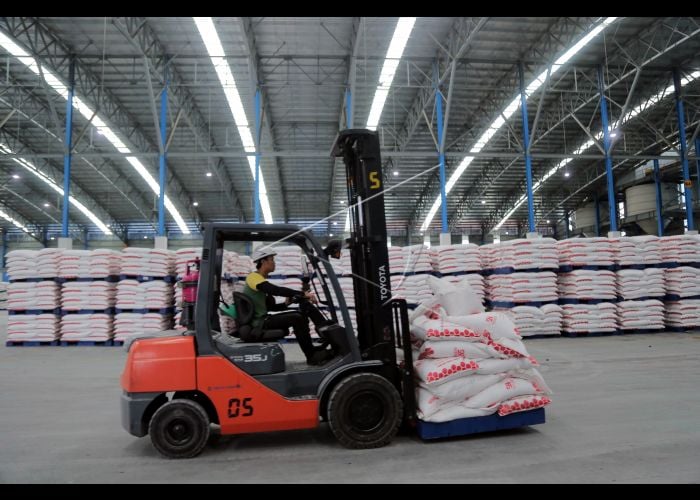 Gudang penyimpanan stok gula pasir milik sebuah perusahaan