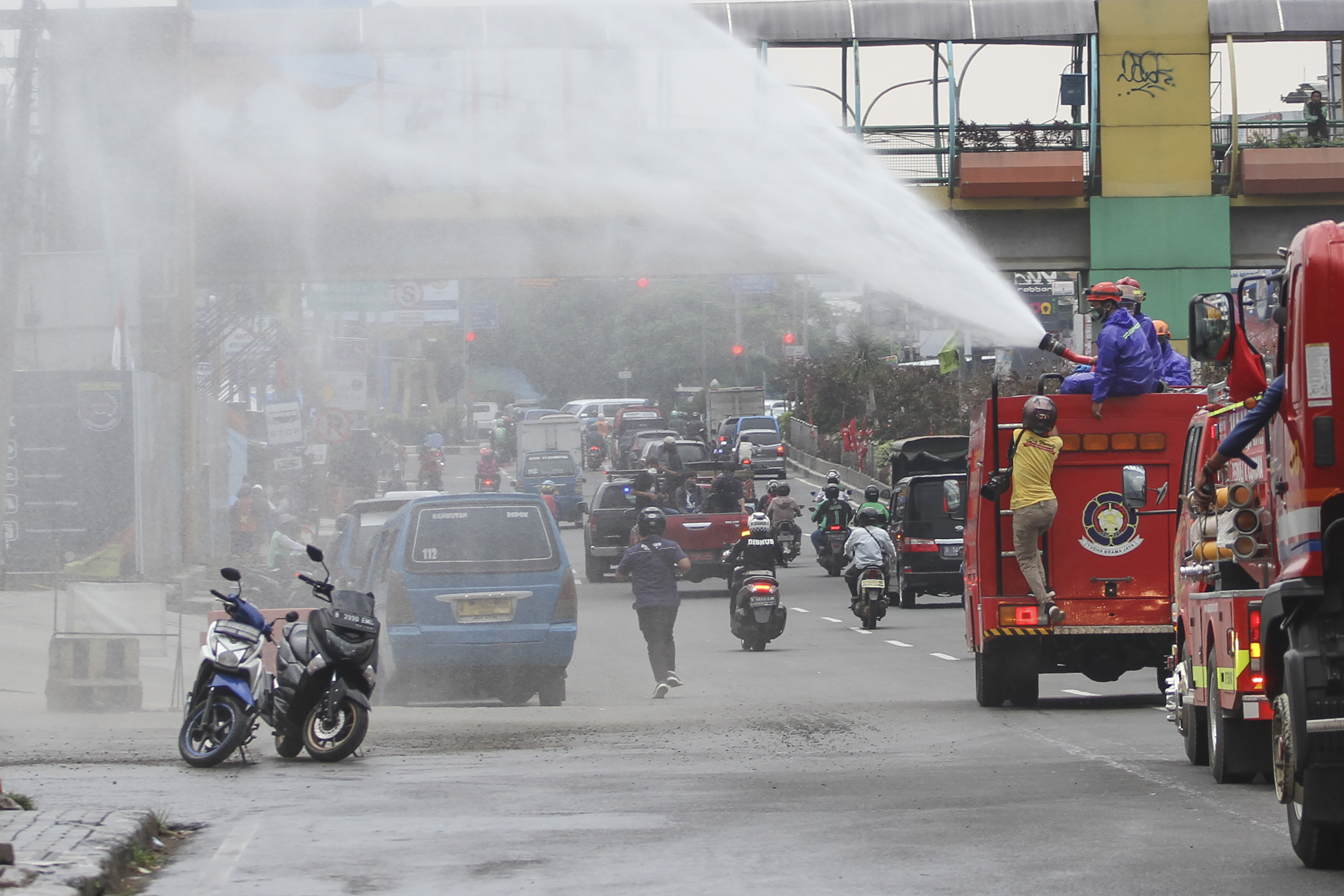 Penyemprotan disinfektan di Jl.Margonda, Kota Depok