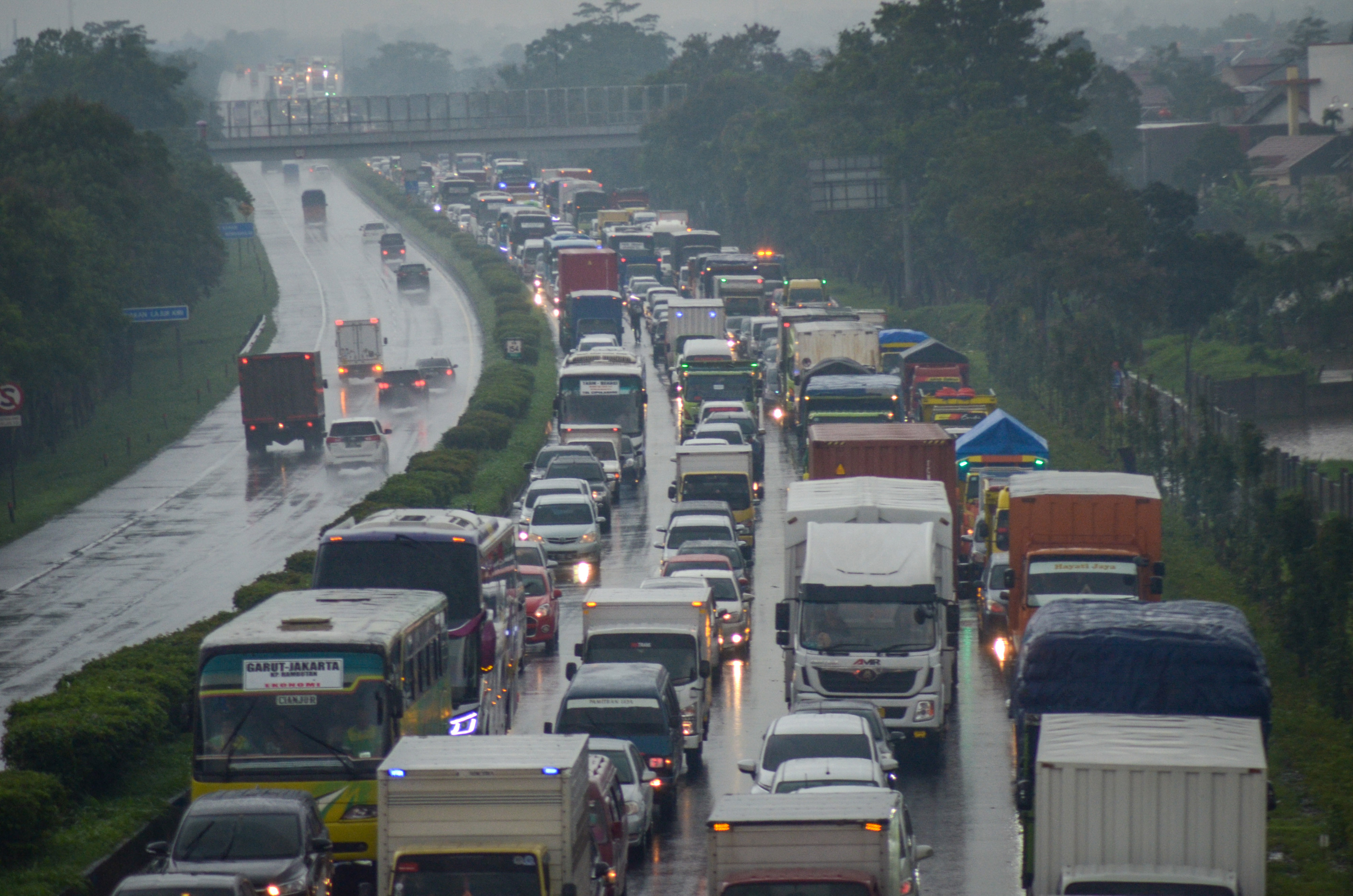 Kemacetan di gerbang keluar tol Cileunyi, Kabupaten Bandung, Jawa Barat, beberapa waktu lalu.