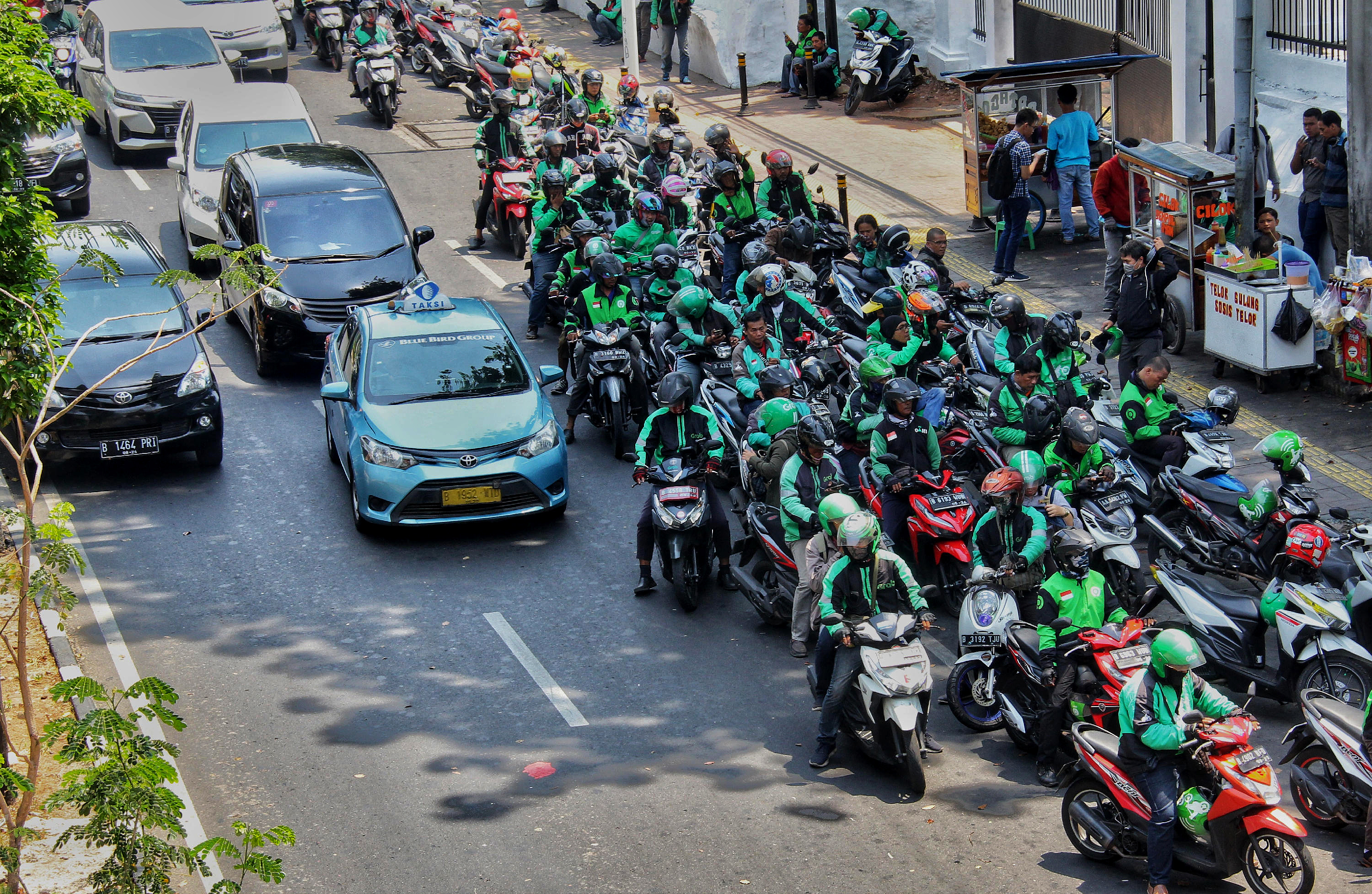 Kerumunan Ojek online saat menjemput penumpang di Stasiun Palmerah