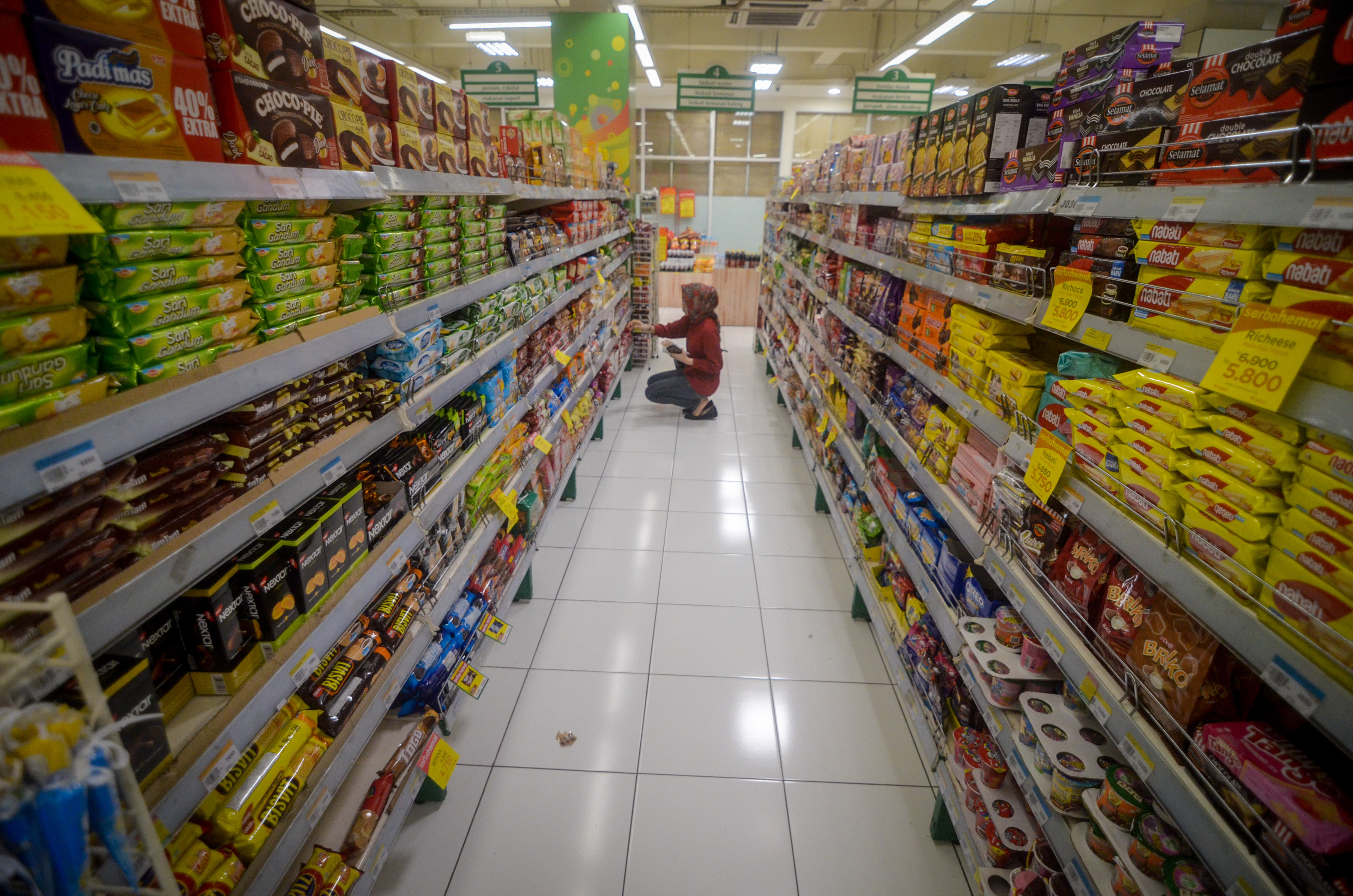 Warga berbelanja di sebuah Pasar Swalayan di Bandung, Jawa Barat.