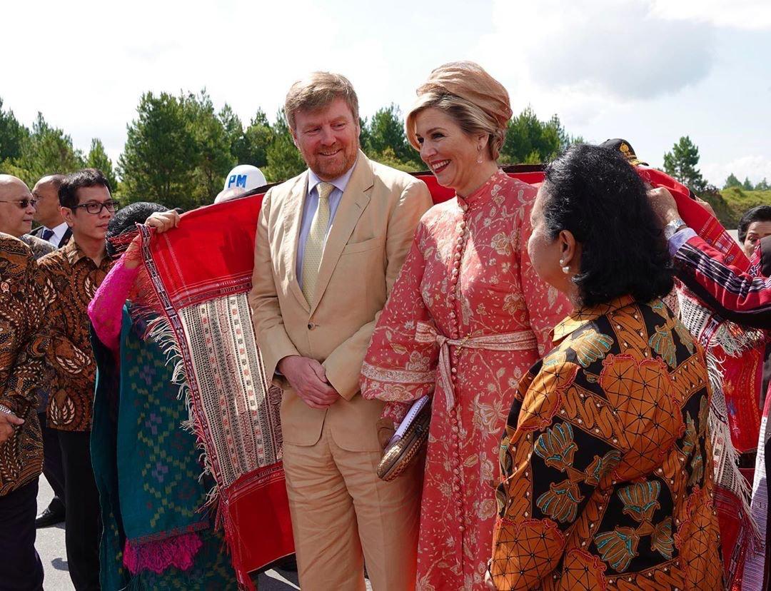  Willem Alexander dan Ratu Maxima Zorreguieta Cerruti mendapat ulos Pinuncaan saat berkunjung ke Danau Toba