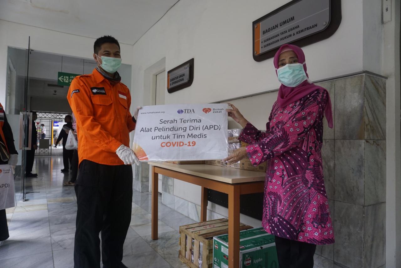 Rumah Zakat memberi bantuan APD dan makanan bergizi untuk tim medis.