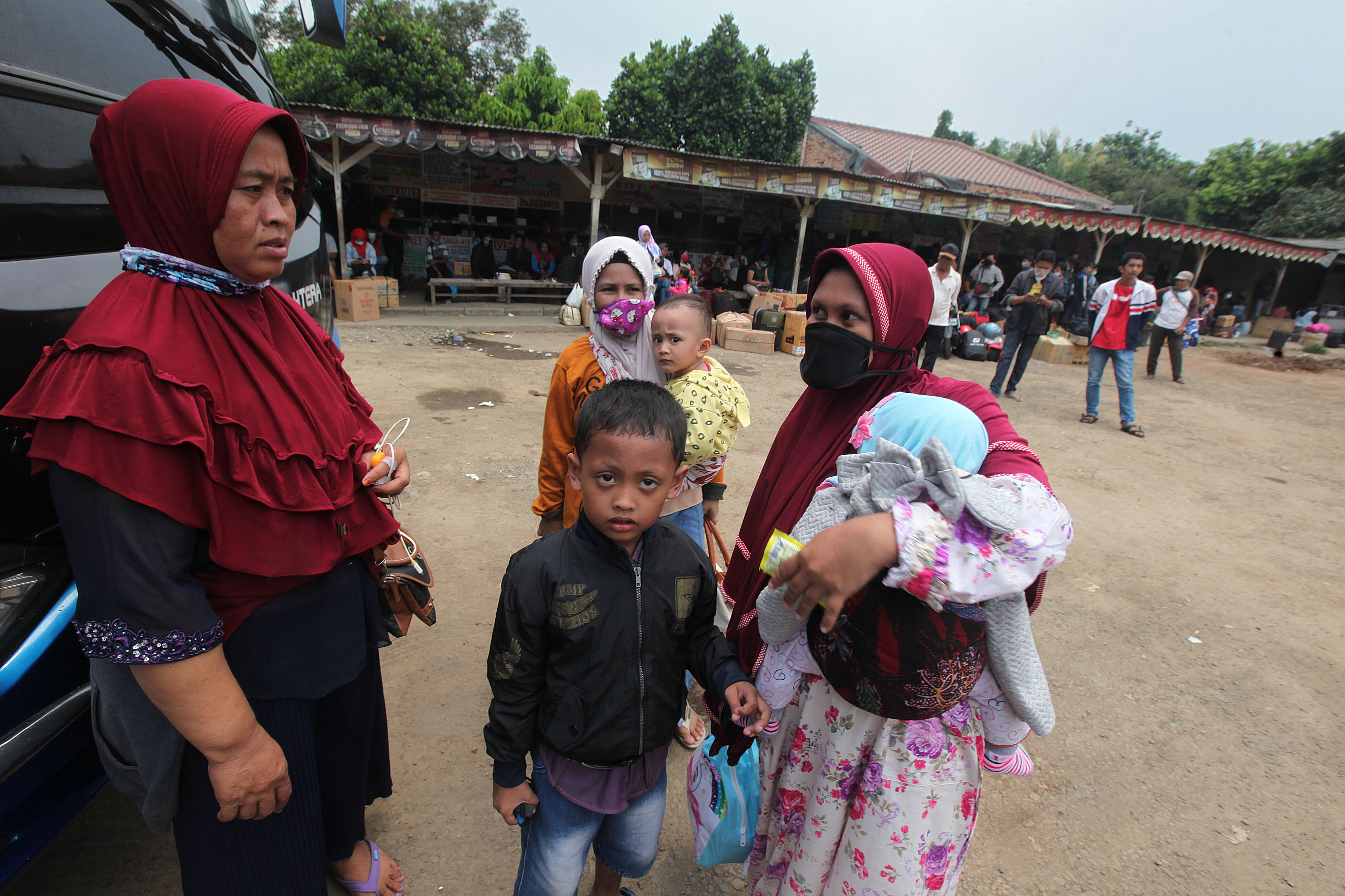 Calon penumpang menunggu bus keberangkatan ke beberapa daerah di Timur Jawa di terminal bayangan Lebak Bulus, Jakarta, Minggu (29/3).
