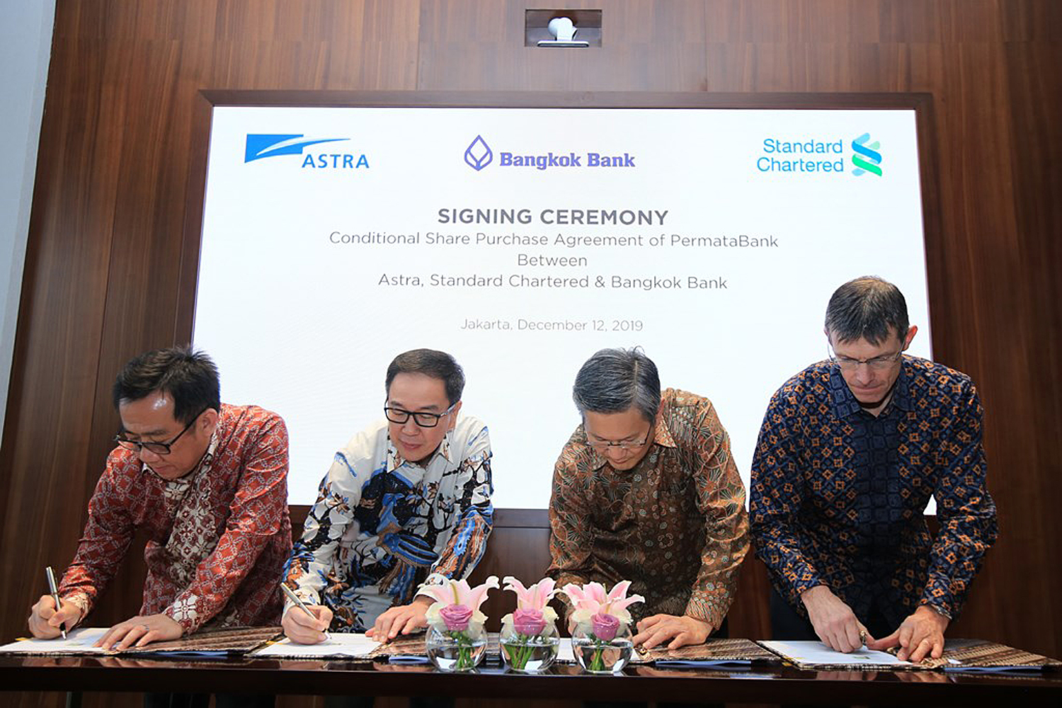  pembelian saham bersyarat antara Bangkok Bank, Standard Chartered Bank PLC dan PT Astra International Tbk, untuk mengakuisisi 89,12 persen 