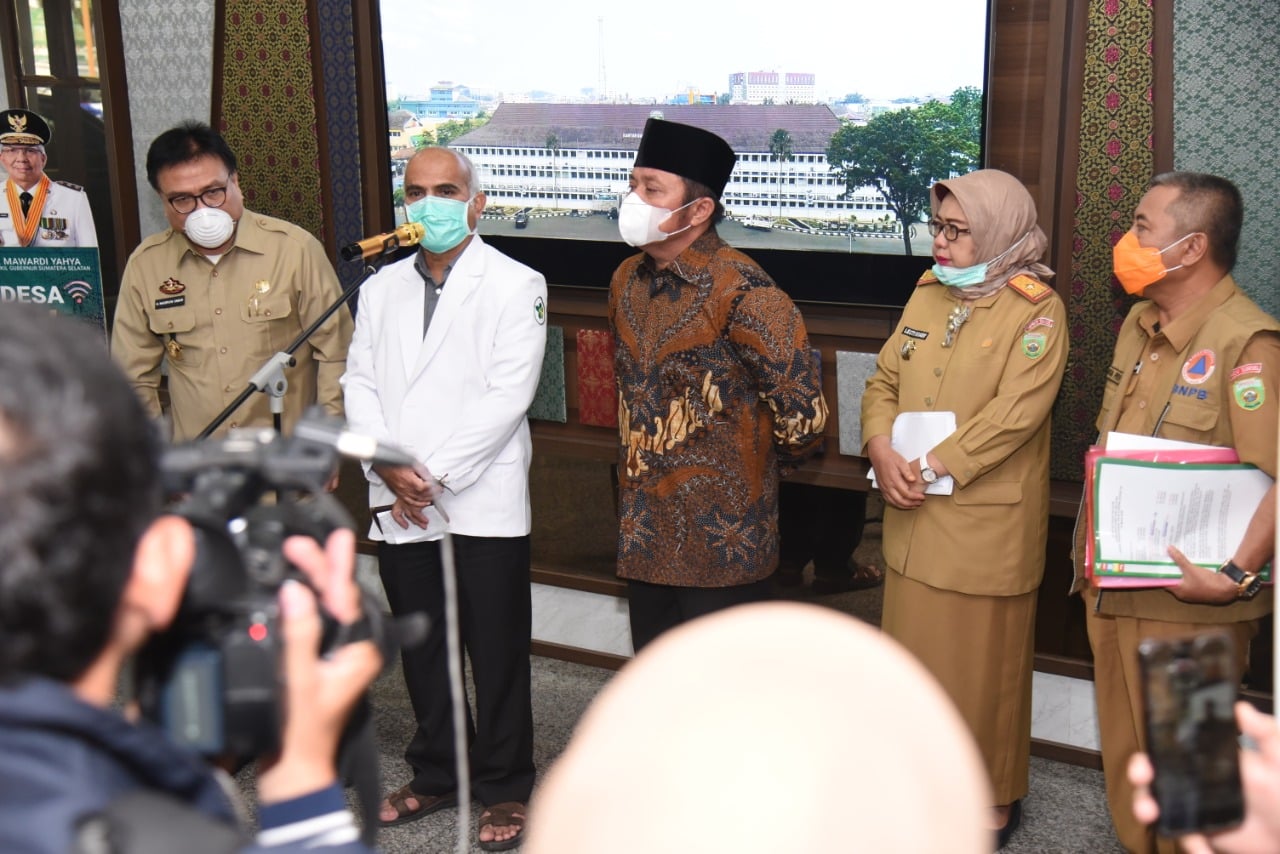 Gubernur Sumsel Herman Deru memberikan keterangan pers mengenai pdp meninggal di Sumsel positif korona