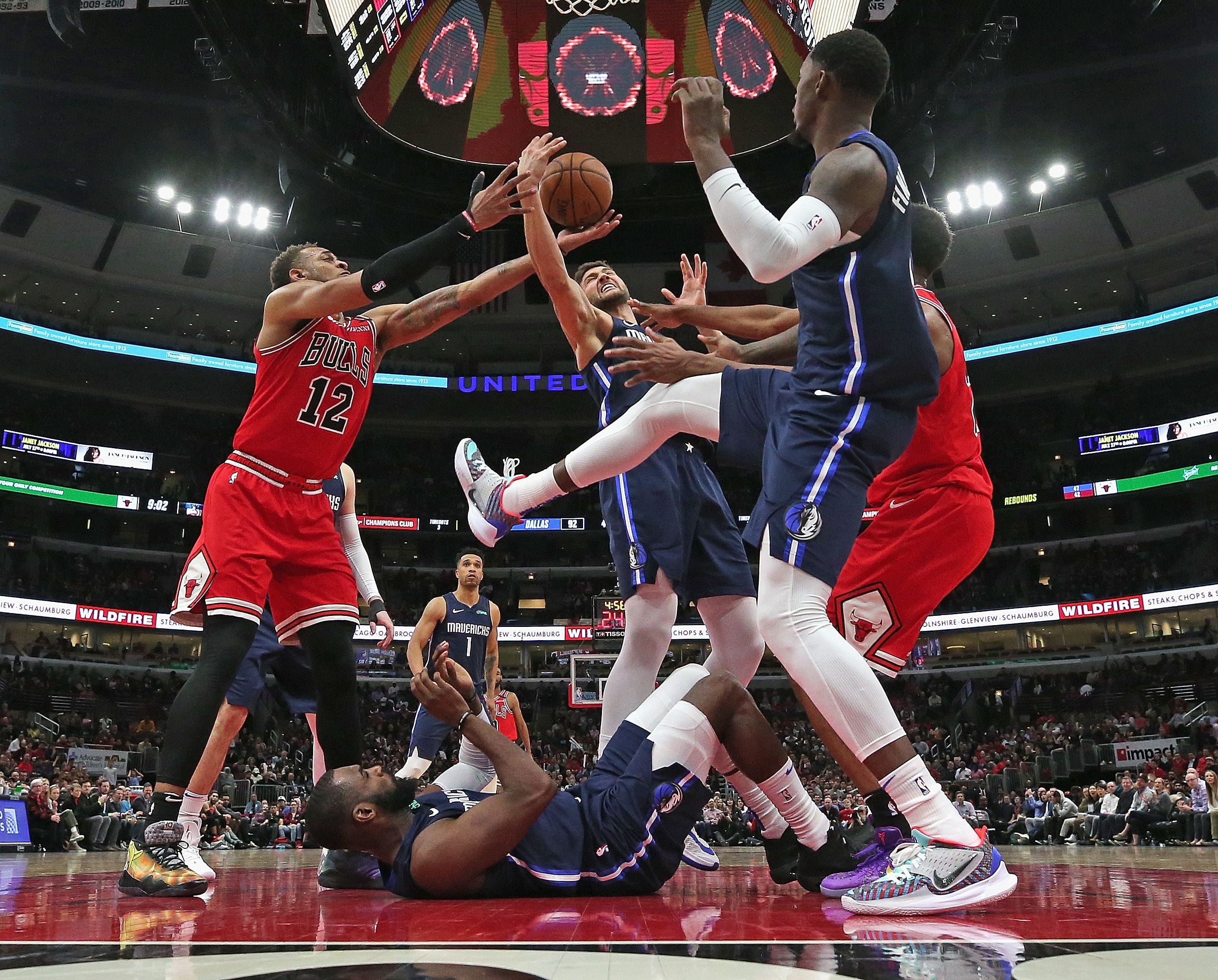 Laga NBA antara Chicago Bulls dan Dallas Mavericks