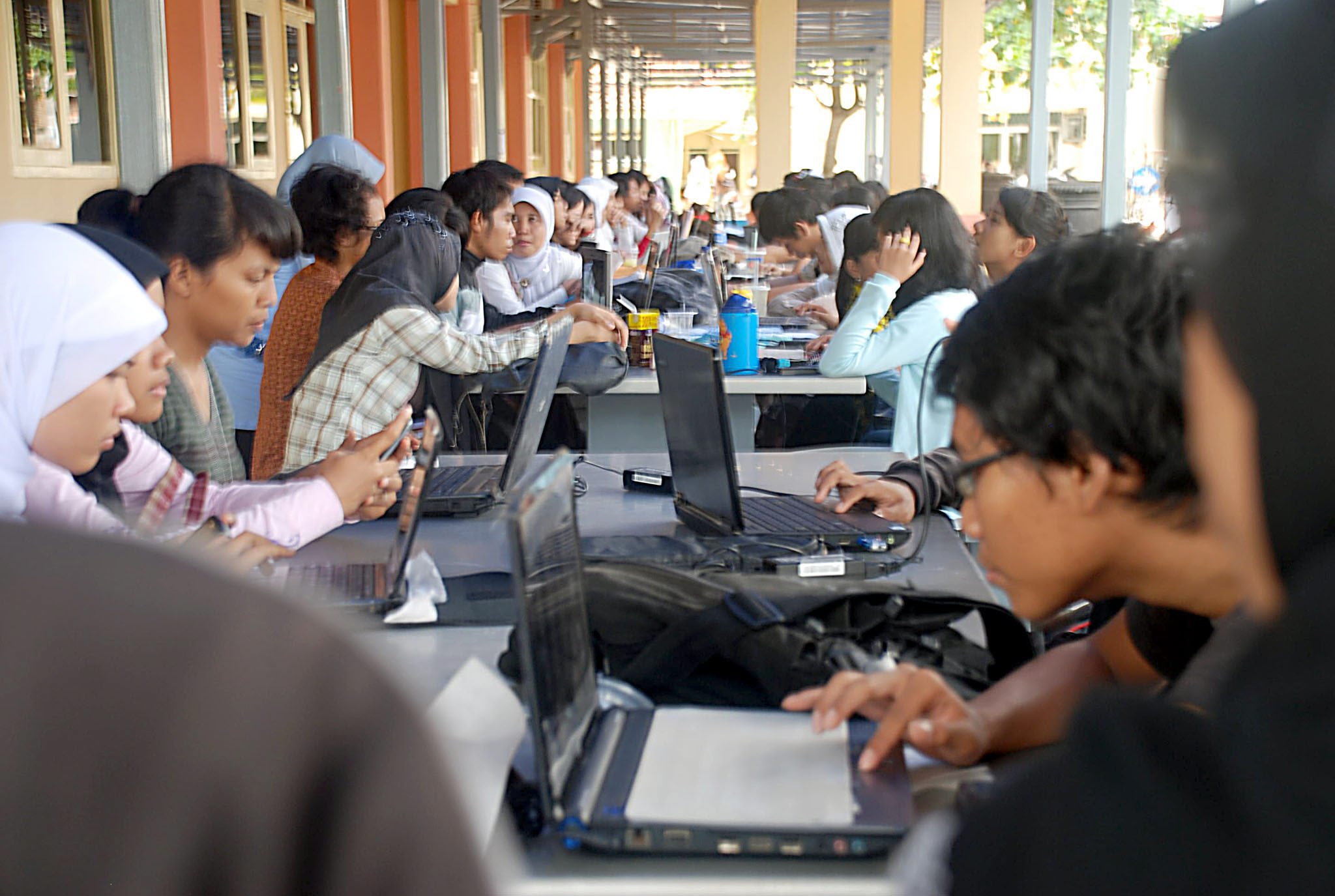 Ilustrasi-- Puluhan mahasiswa Universitas Sultan Ageng Tirtayasa (Untirta) sedang menggunakan laptop di area 'hotspot'.