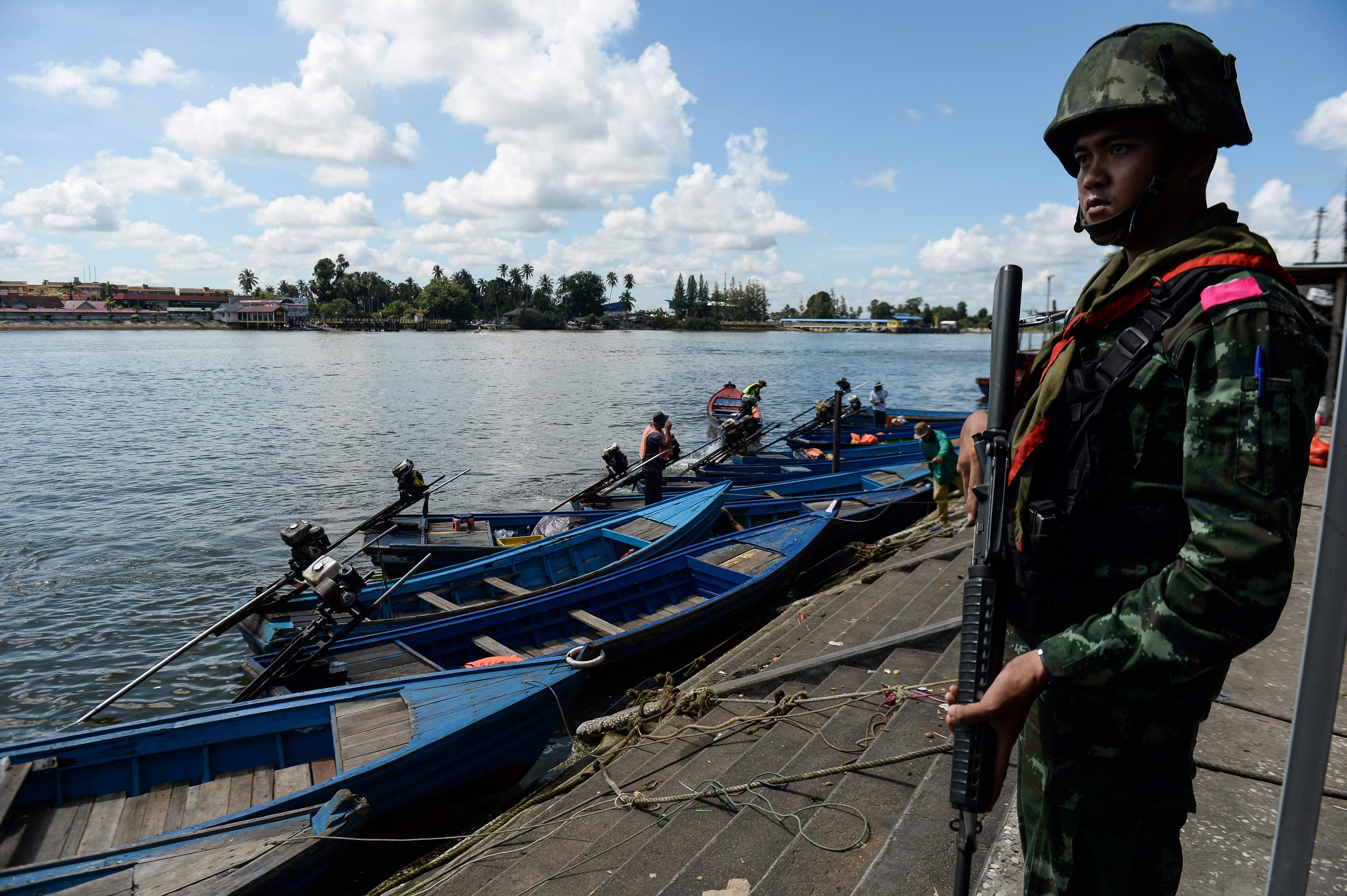  Tentara Thailand bersiaga di pasar dekat Sungai Tak Bai Provinsi Narathiwat, wilaya Thailand Selatan.