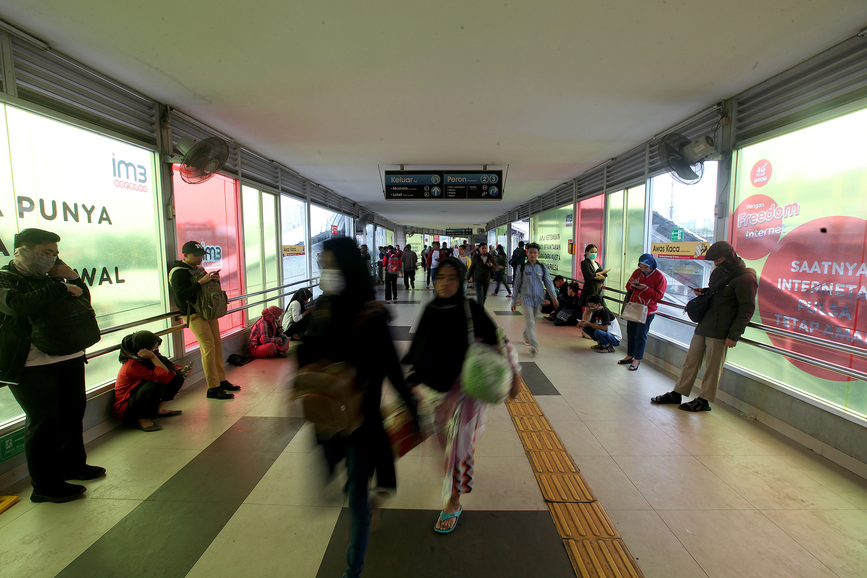 : Para pengguna kereta rel listrik (KRL) Commuterline yang menunggu di Stasiun Tanah Abang, Jakarta. 