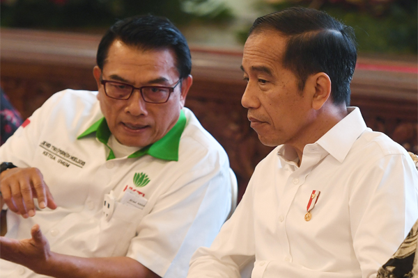 Presiden Joko Widodo (kanan) berbincang dengan Ketua Umum Himpunan Kerukunan Tani Indonesia (HKTI) Moeldoko (kiri).