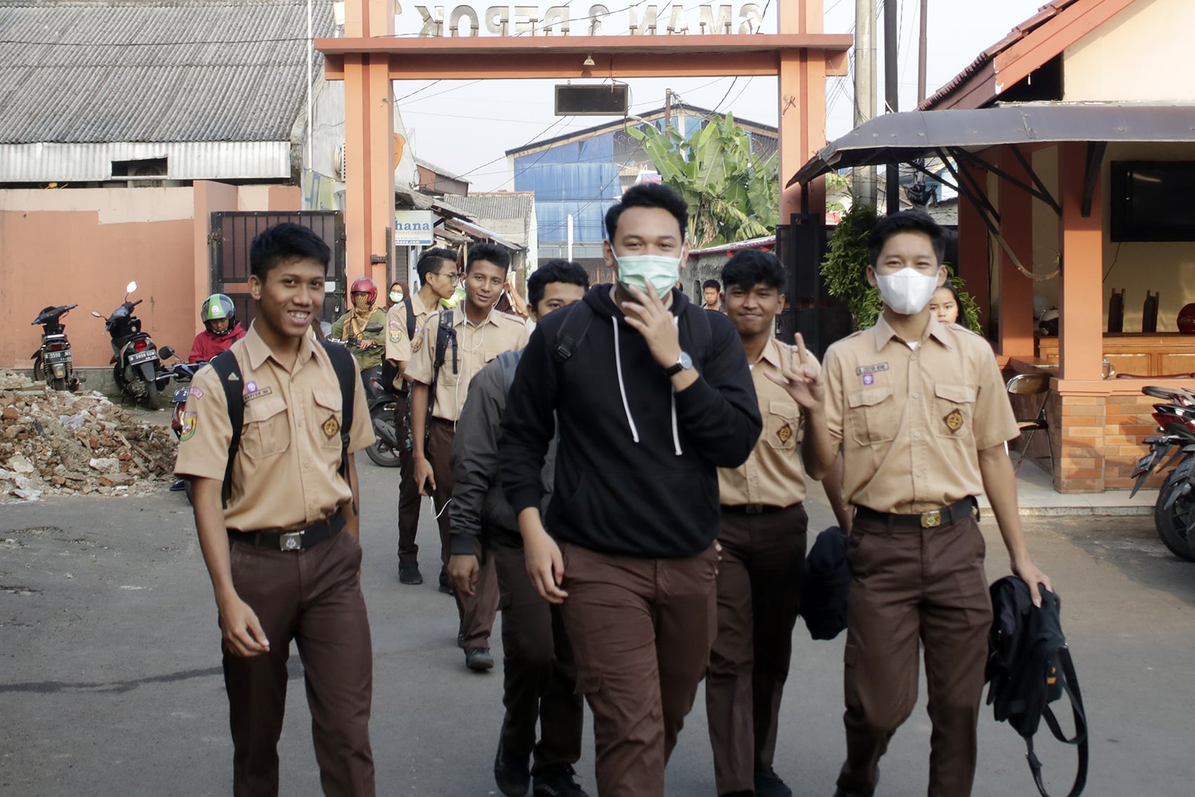 Ilustrasi--Siswa SMAN 3 Depok memakai masker tiba di sekolah untuk mengikuti kegiatan belajar di Depok, Jawa Barat, Rabu (4/3).