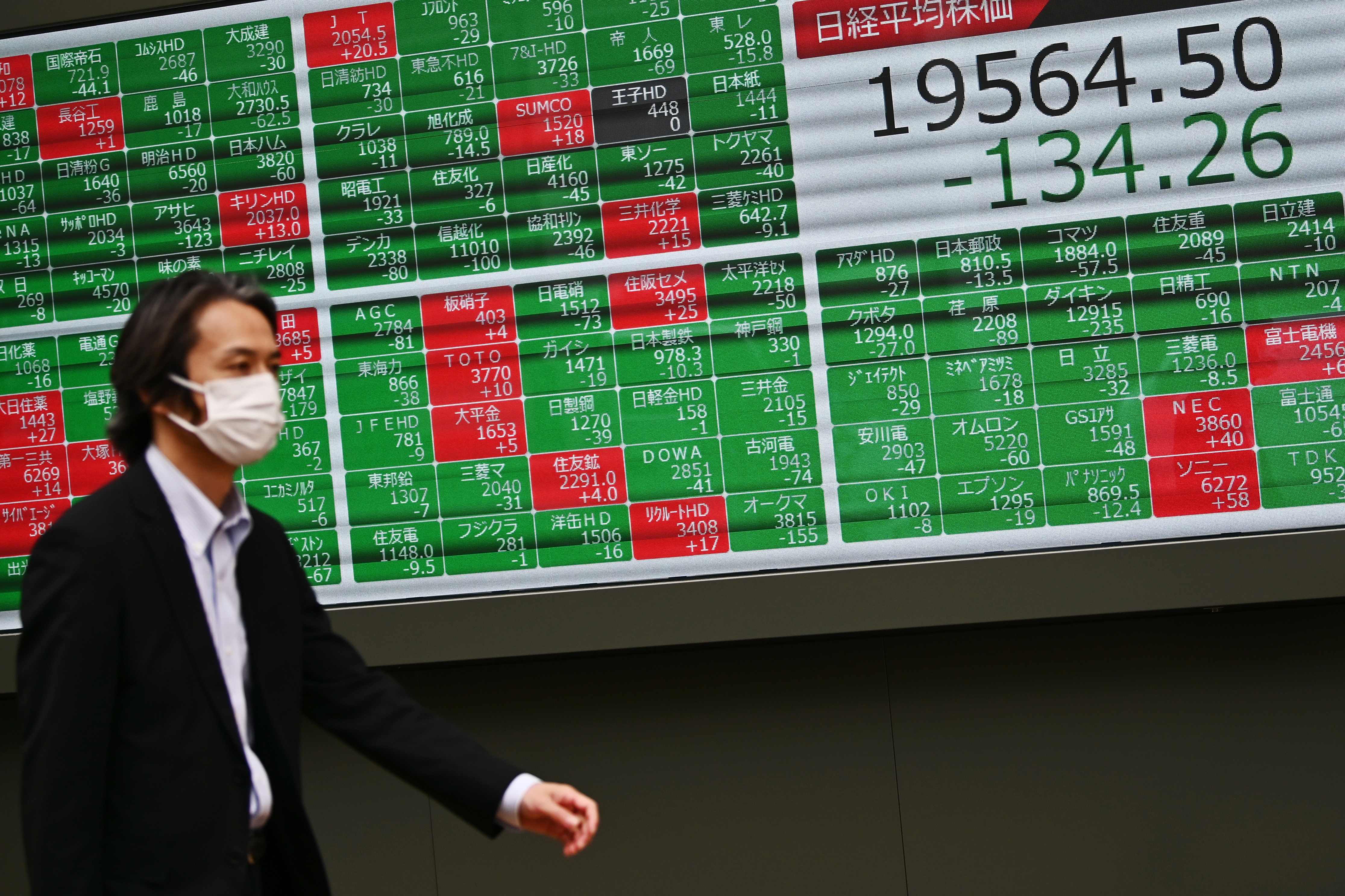 Situasi Tokyo Stock Exchange di Tokyo, Jepang, pada 10 Maret 2020.