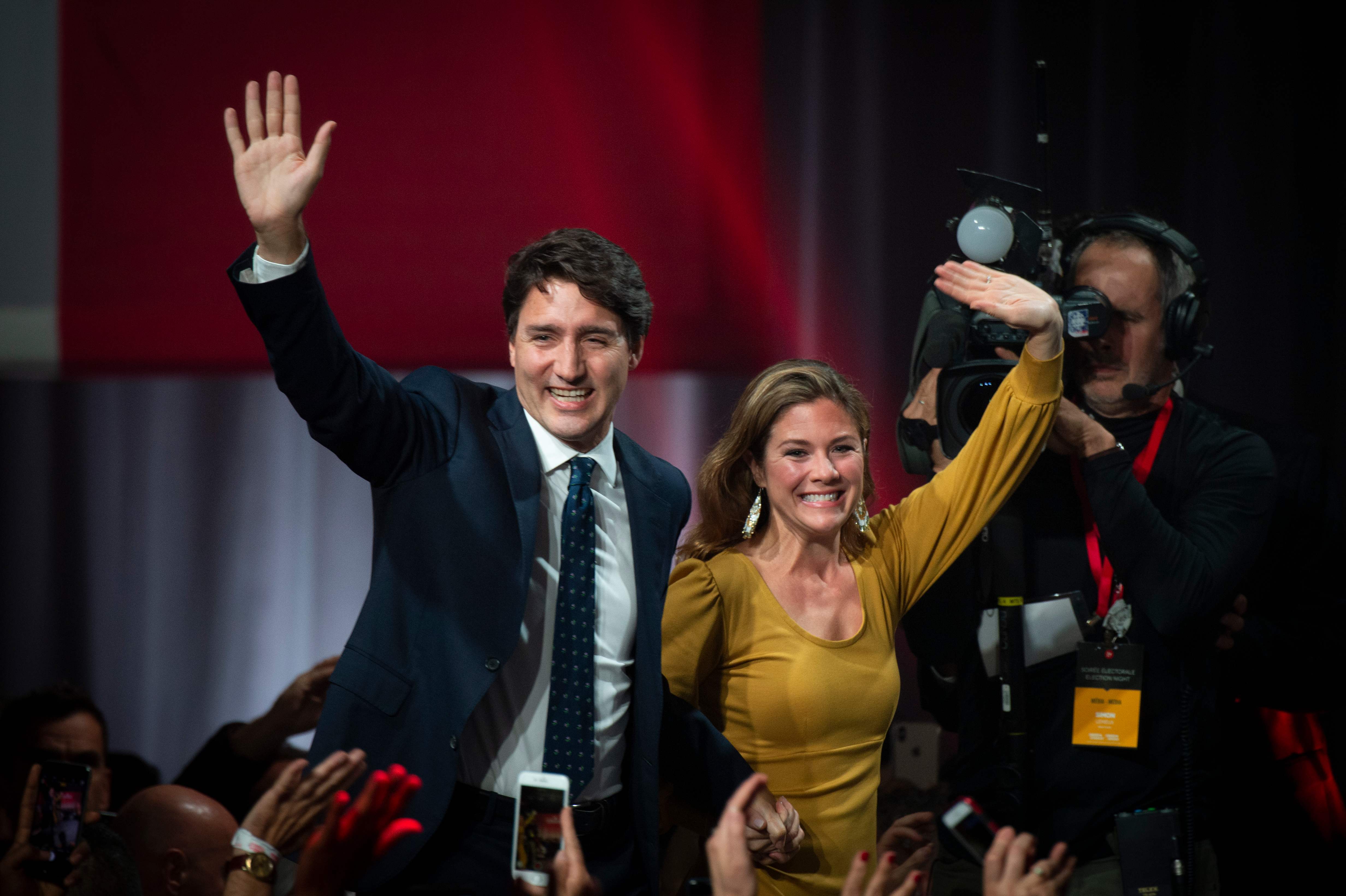  Perdana Menteri Kanada, Justin Trudeau and istrinya, Sophie Gregoire-Trudeau, melambaikan tangan dalam sebuah acara di Montreal.