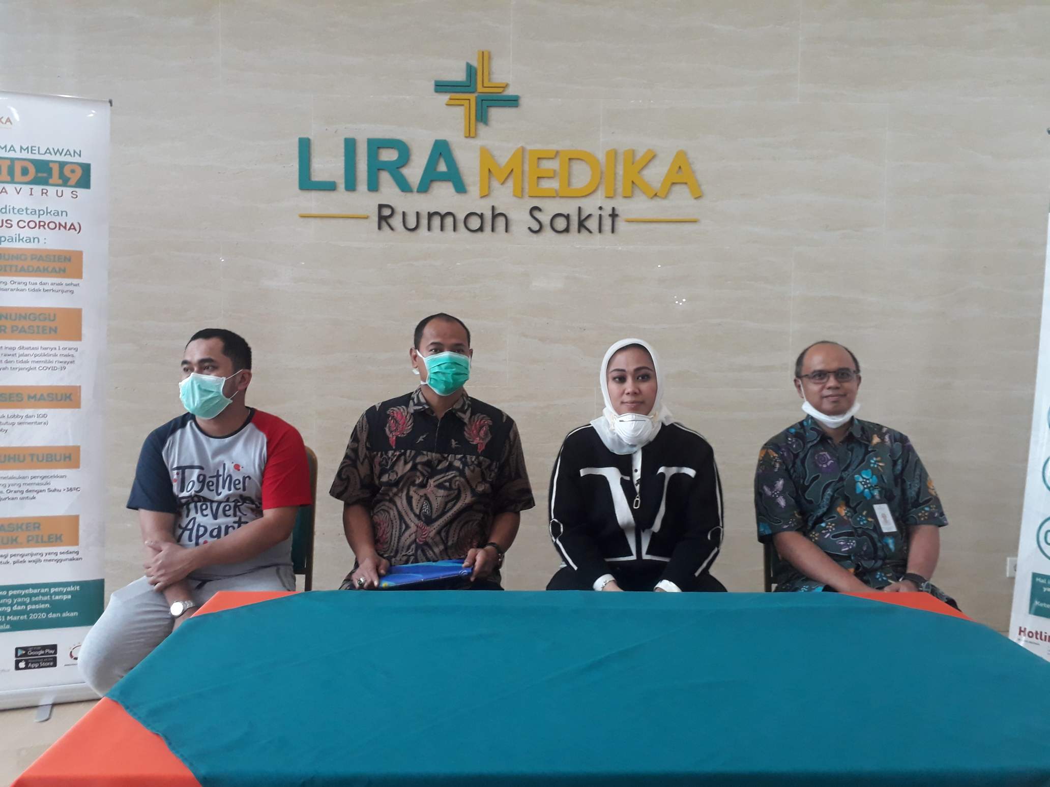 Bupati Karawang Cellica Nurrachadiana (kedua dari kanan) didamping dan Plt Diskominfo Asep Aang (kedua dari kiri), Jumat (20/3). 