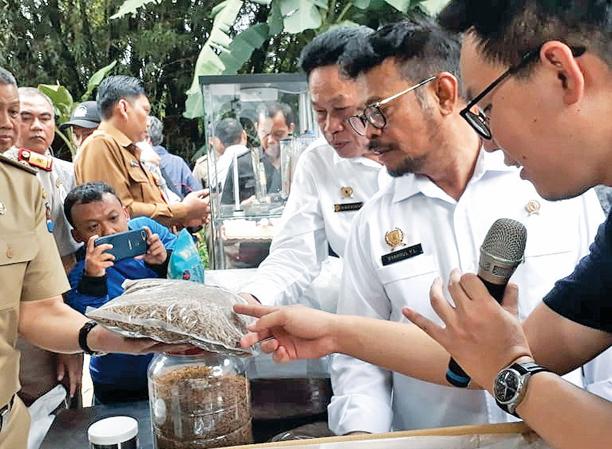 Menteri Pertanian Syahrul Yasin Limpo (kedua dari kanan) memeriksa produk saat melepas ekspor belatung kering atau larva kering atau magot 