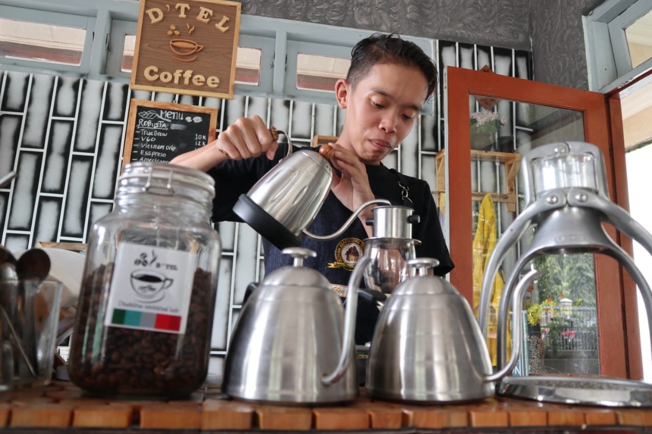Seorang penyandang disabilitas intelektual berlatih menjadi barista di Kafe D'Tel Temanggung, Senin (23/3/2020).
