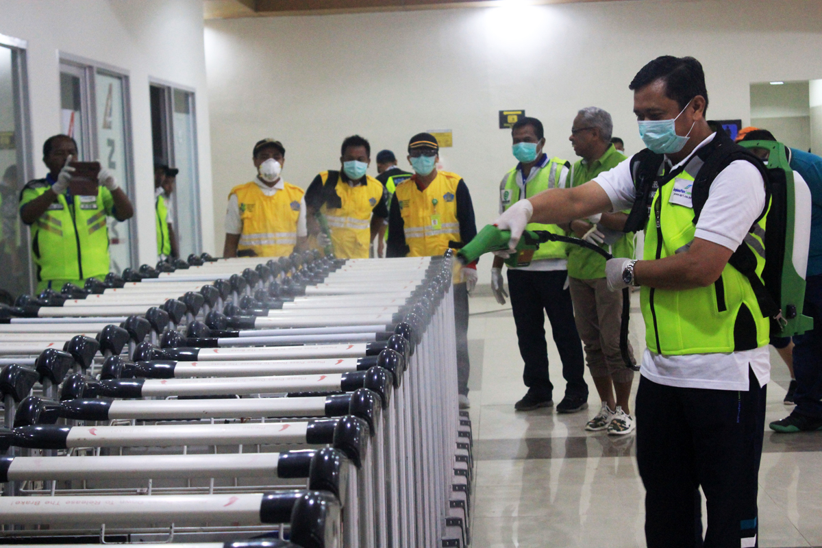 Penyemprotan disinfektan di semua fasilitas di Bandara El Tari, Jumat (13/3)