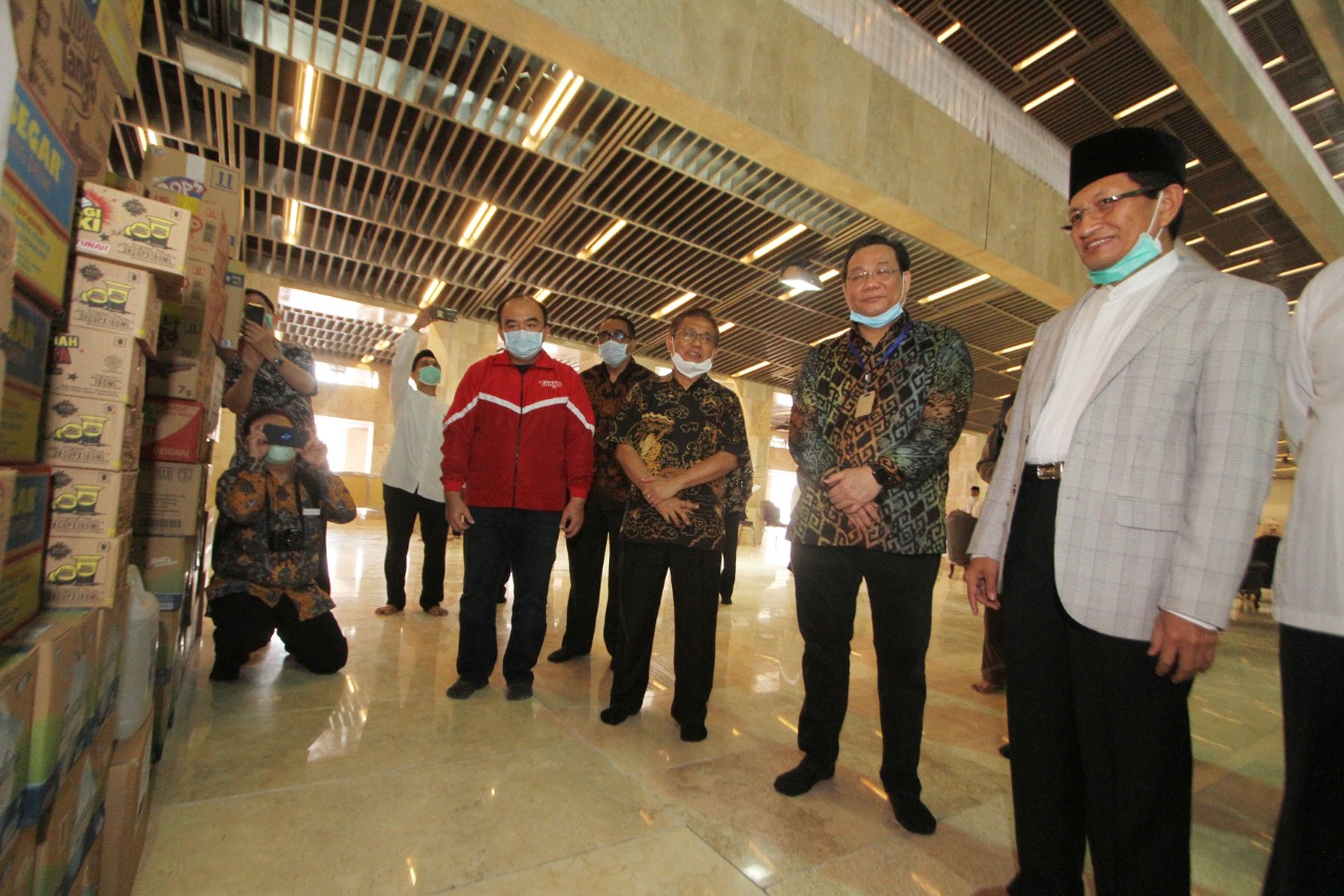 Yayasan Orang Tua Group Peduli dan Taher Foundation memberi bantuan untuk korban covid-19 di masjid Istiqlal.