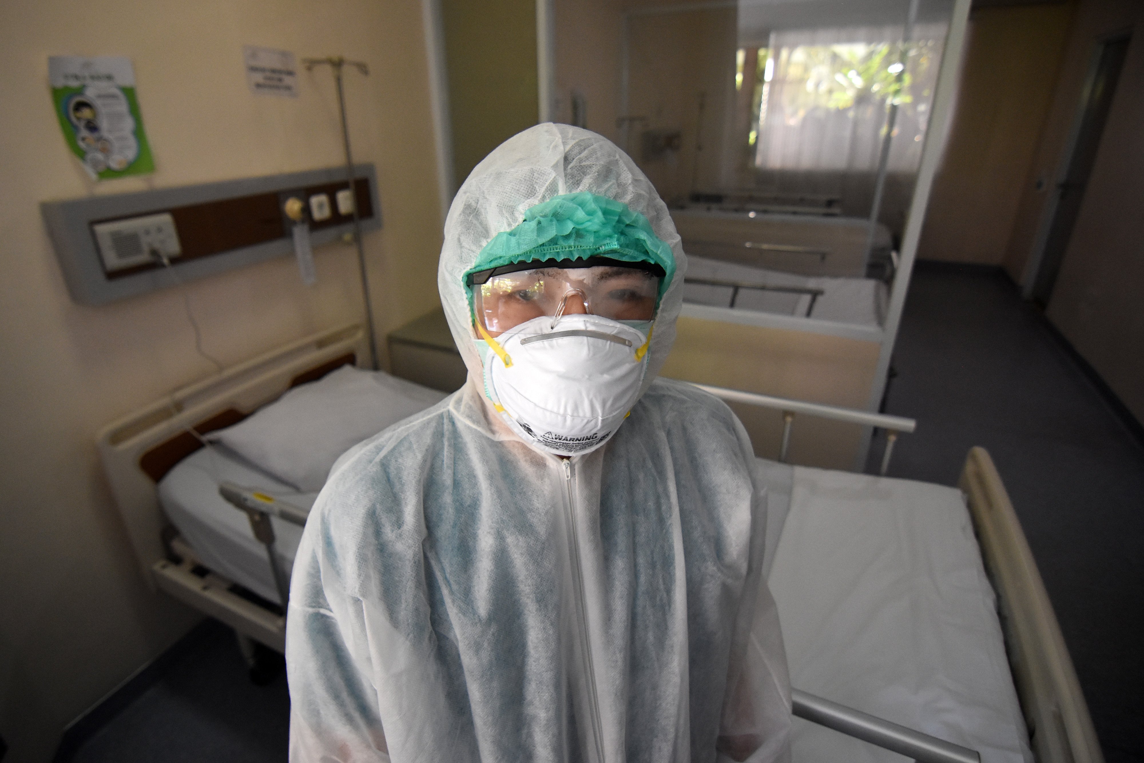 Petugas medis di RS Pelni yang memakai alat pelindung diri lengkap