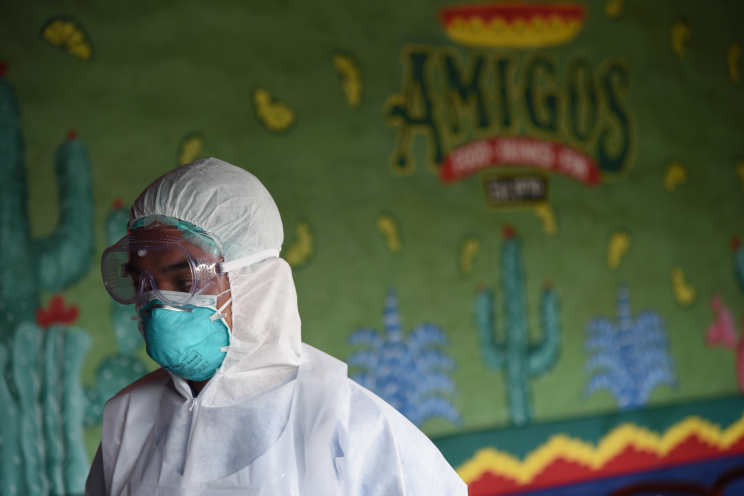 Tim Medis dan Petugas Kesehatan dari Puskesmas Kecamatan Mampang Jakarta melakukan sterilisasi di sebuah kafe di Kemang, Jakarta Selatan.