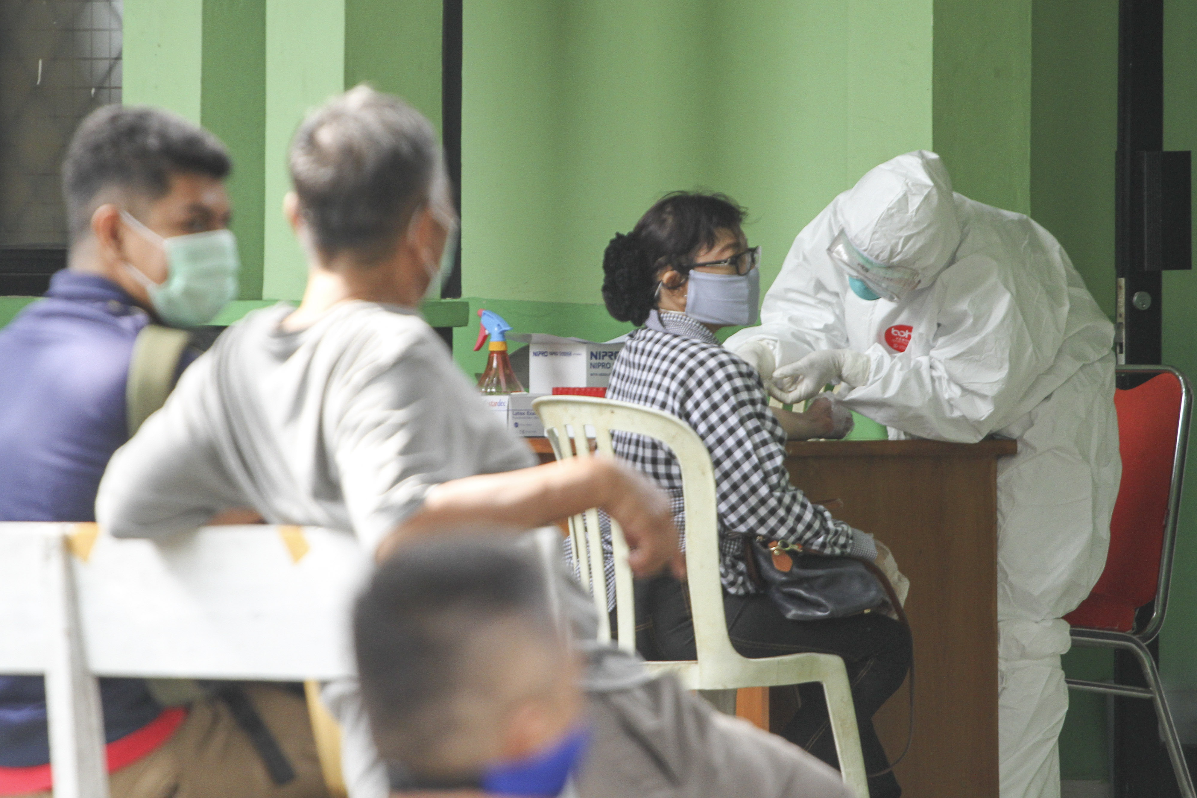 Petugas medis mengambil darah untuk rapid test di Puskesmas Abadijaya, Depok