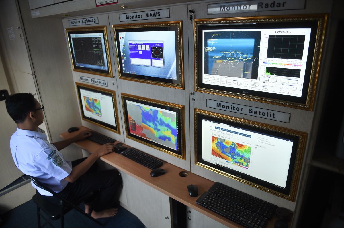 Petugas BMKG amati laporan cuaca di ruang kontrol