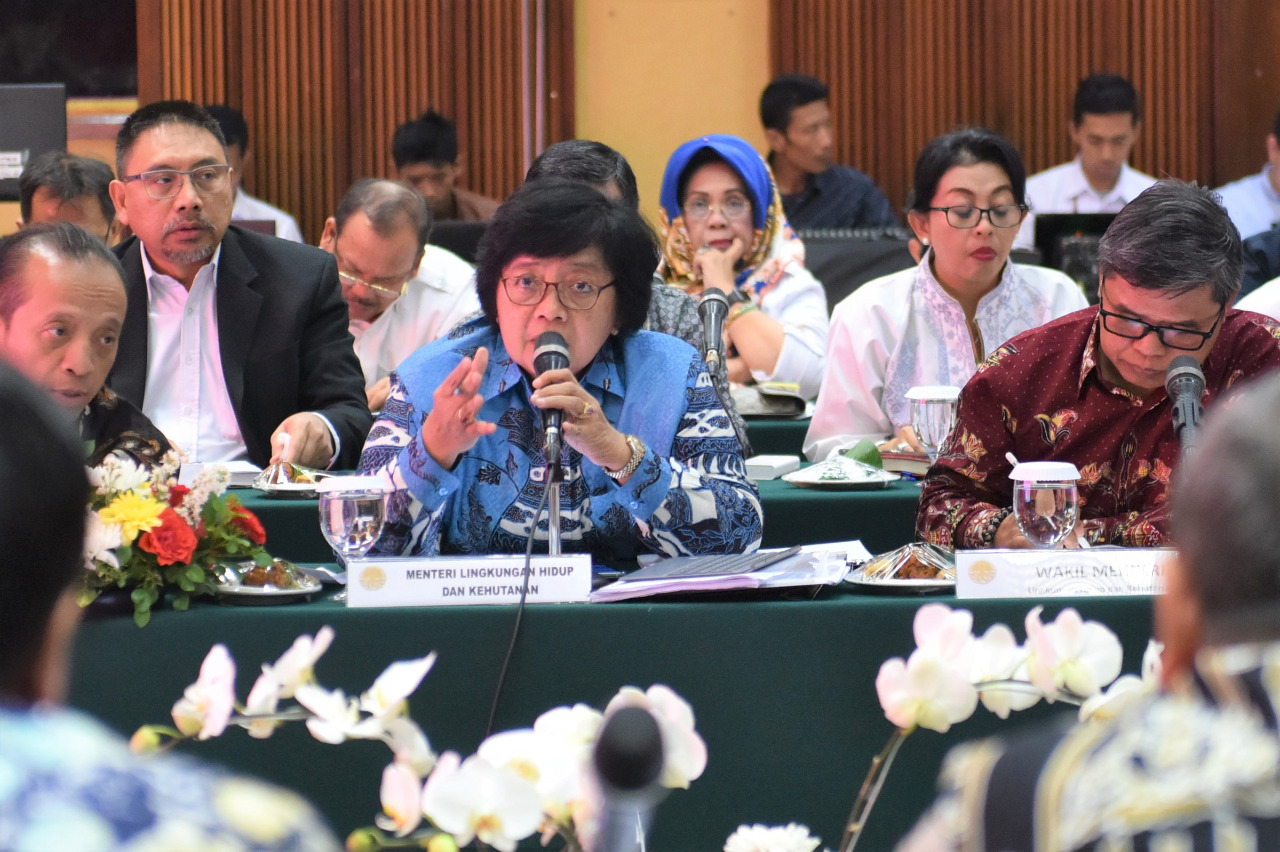 Menteri Lingkungan Hidup dan Kehutanan Siti Nurbaya (tengah).  