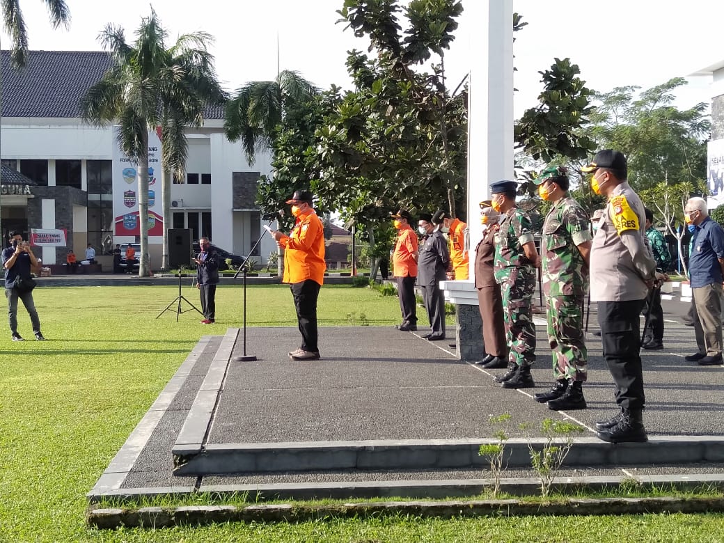 Ketua Tim Krisis Center Covid-19, Budi Budiman memimpin gelar pasukan pemeriksa perbatasan wilayah, Selasa (31/3/2020).