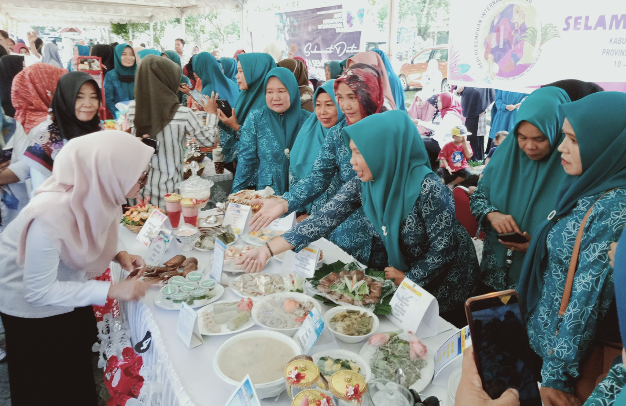 Bupati Luwu Utara Indah Putri Indriani (berhijab krem) menyaksikan beragam menu non beras di acara Hari Perempuan Sedunia, Rabu (11/3/2020).