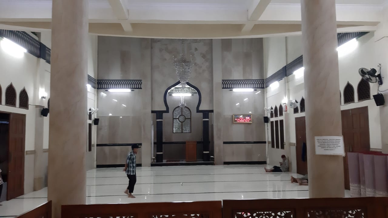 Meski menerapkan social distancing dengan meliburkan santri, pesantren di Ciseeng tetap adakan salat Jumat.