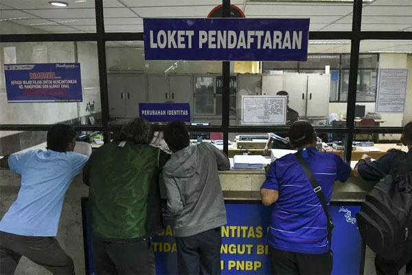 Sejumlah wajib pajak mengurus perubahan Bea Balik Nama Kendaraan Bermotor (BBNKB) di kantor Samsat Jakarta Utara 
