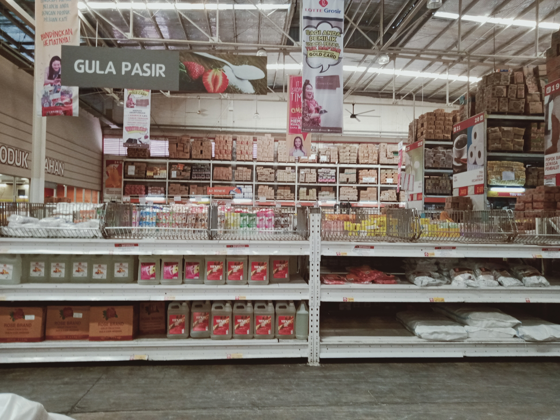 Stok Gula Pasir masih aman meskipun naik di salah satu swalayan di Makassari.