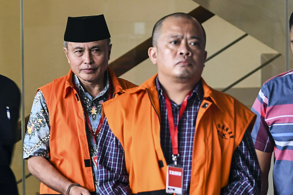 ersangka, anggota DPRD Jambi Gusrizal (kedua kiri) dan El Helwi (kedua kanan) bersiap menjalani pemeriksaan di gedung KPK, Jakarta