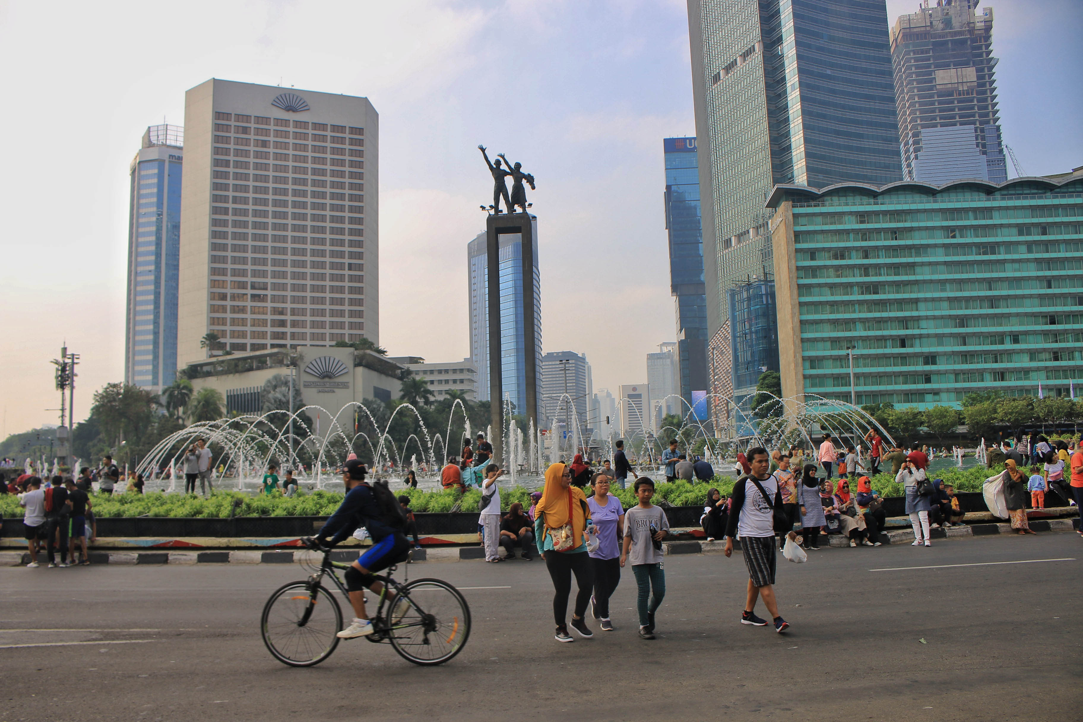 Warga beraktivitas di Kawasan Bunderan Hotel Indonesia, Jakarta Pusat.