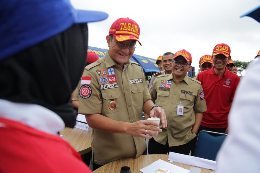 Mensos Juliari P. Batubara bedialog dengan anggota Taruna Siaga Bencana (Tagana).