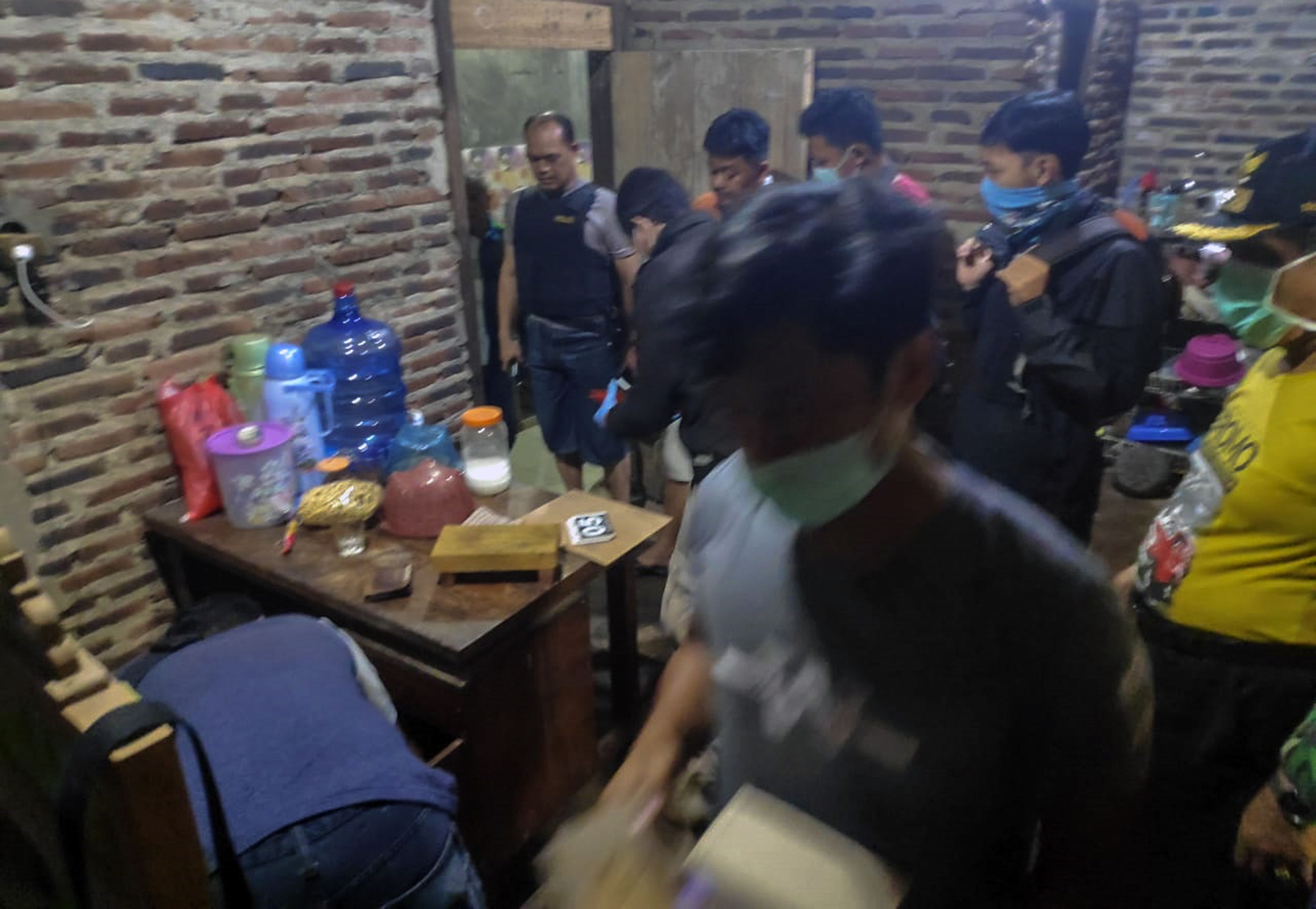 Petugas melakukan penggeledahan di rumah terduga teroris di Dukuh Ngepung, Subah, Kabupaten Batang, Jawa Tengah, Rabu (25/3/2020).