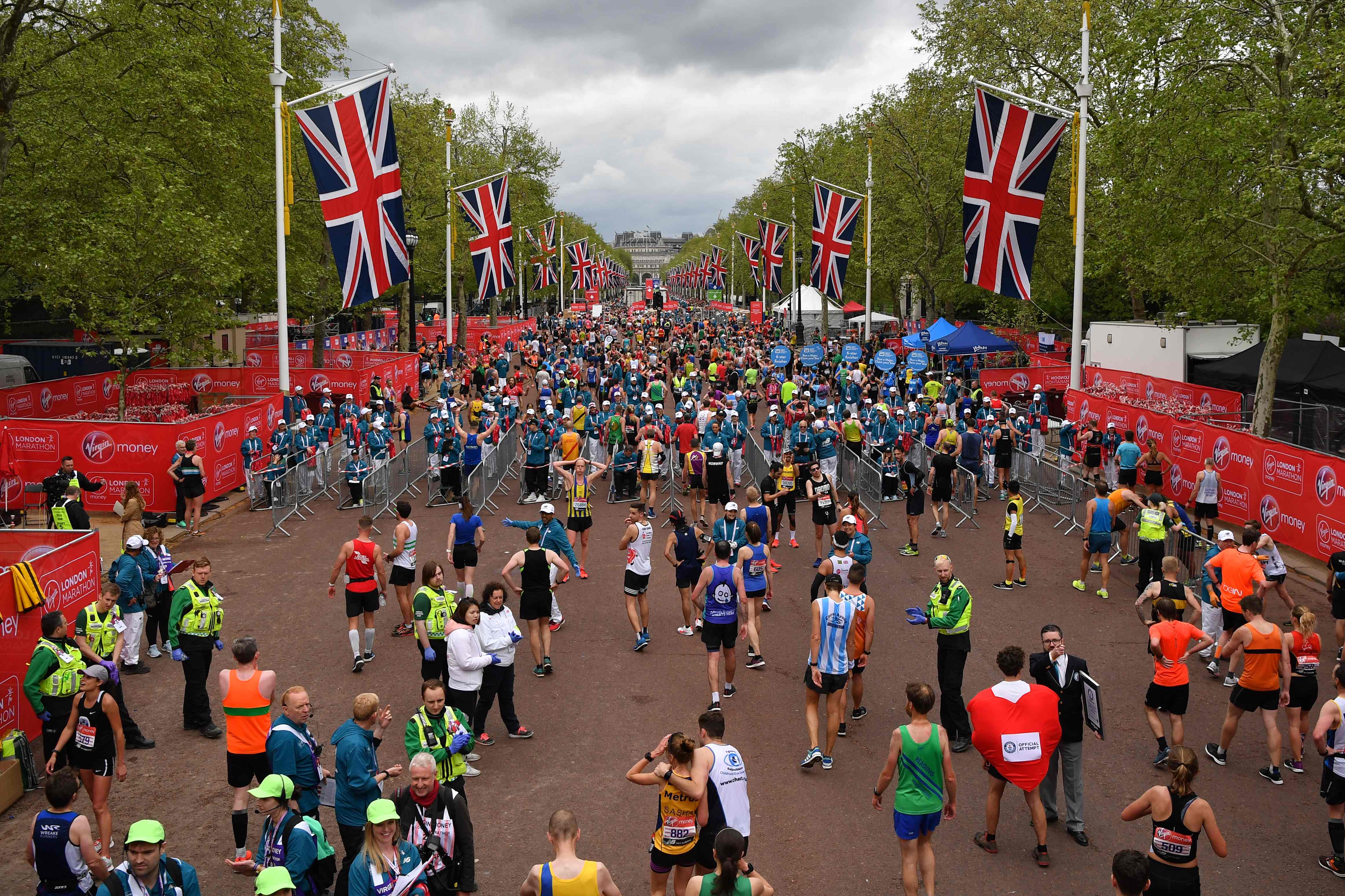 28 April 2019 Pelari pulih setelah menjalankan Marathon London 2019 di London pusat pada 28 April 2019.