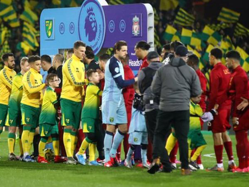 Ritual jabat tangan sebelum laga Liga Primer Inggris