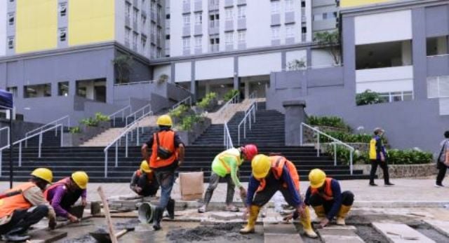 Pekerja sedang menyelesaikan pembangunan RS Darurat Covid-19 di Wisma Atlet Kemayoran