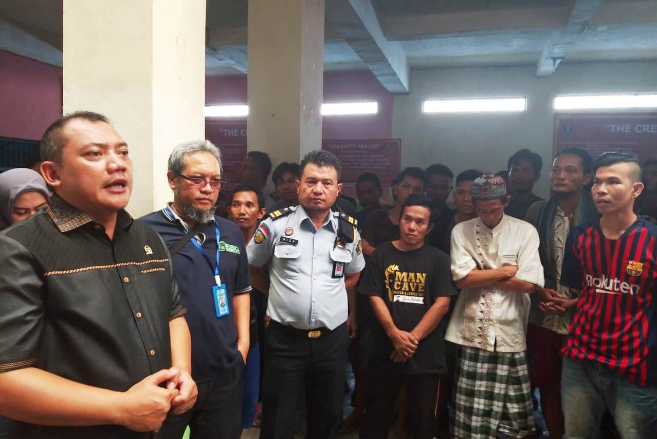 Anggota Komisi III DPR Taufik Basari (paling kiri) saat dialog dengan para warga binaan Lapas Narkotika Kelas IIA Bandar Lampung.