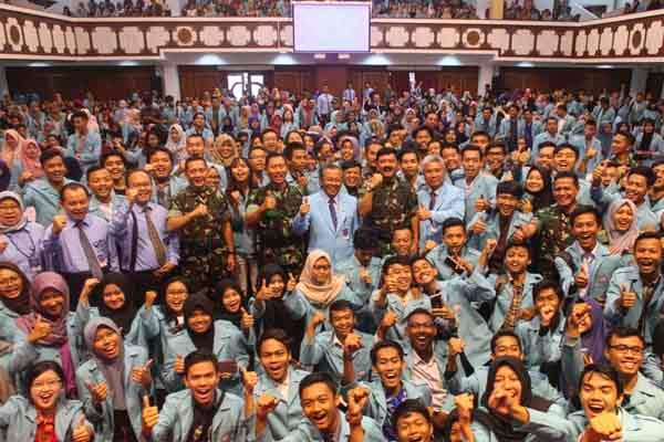  Panglima TNI Marsekal Hadi Tjahjanto (tengah) berfoto bersama mahasiswa Universitas Sebelas Maret (UNS) Solo seusai memberikan kuliah umum.