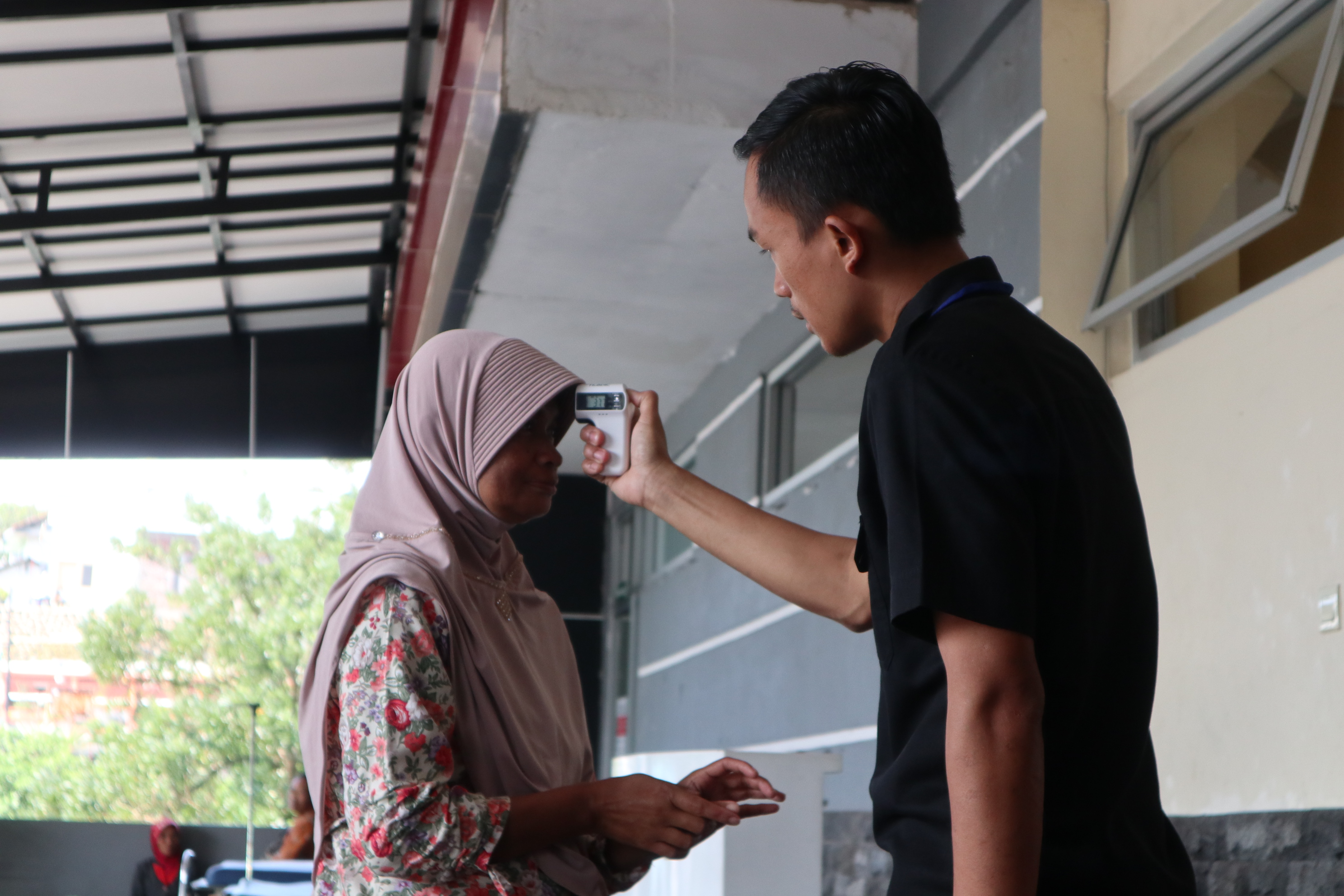 Waspada covid-19, pihak RSUD Temanggung memeriksa suhu tubuh pengunjung dan pengantar pasien yang datang, Senin (17/3).. 