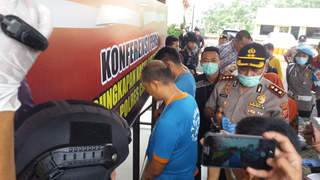 Polres Cianjur mengungkap pencurian puluhan masker di RSUD Pagelaran. Salah satunya adalah pegawai RS setempat.