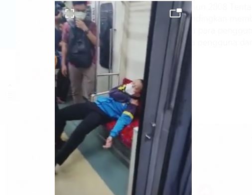 Tangkapan layar video penumpang KRL yang sakit.