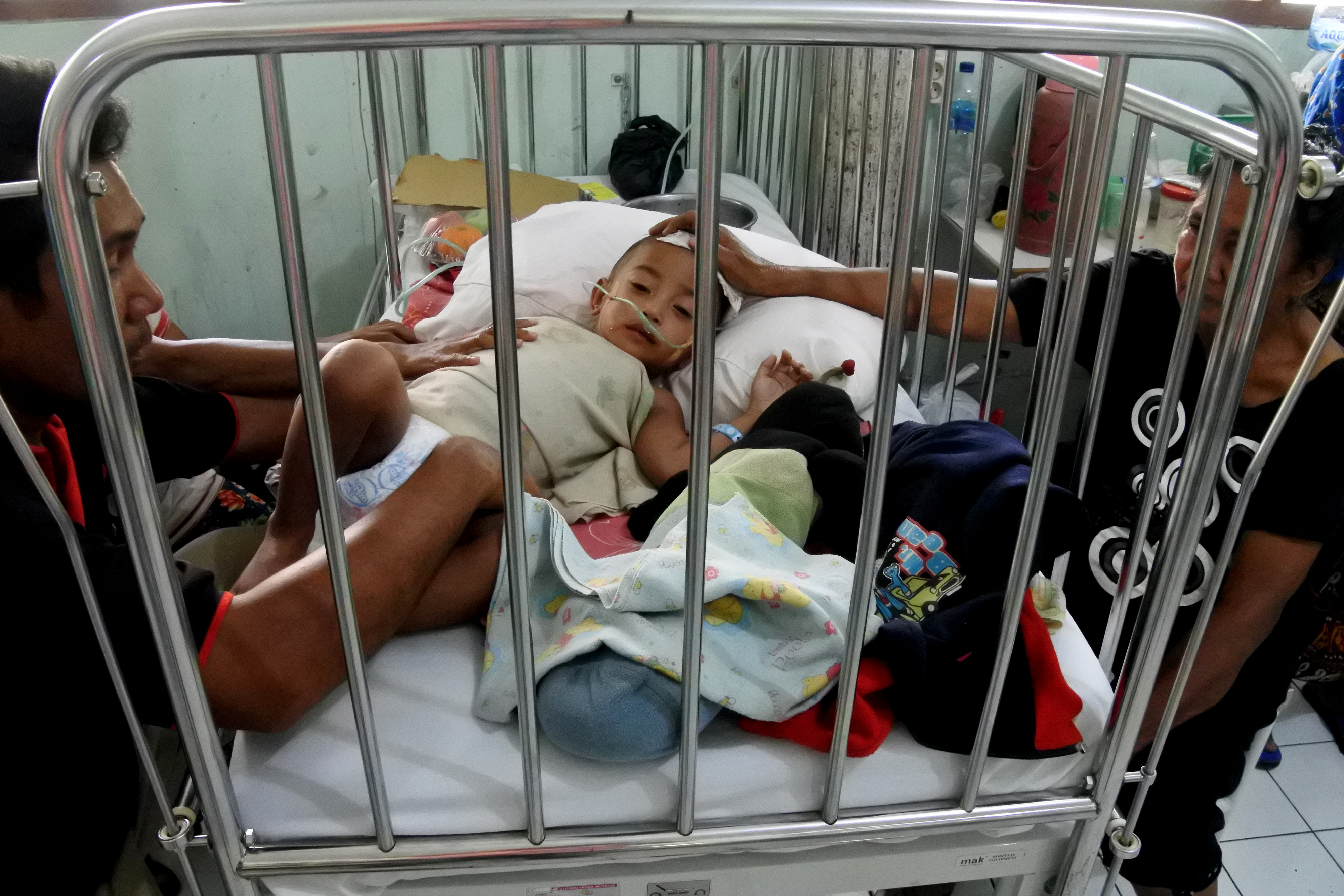  Seorang anak yang terserang demam berdarah dengue (DBD) sedang dirawat di bangsal anak RSUD Tc Hillers di Maumere, Kabupaten Sikka, NTT.